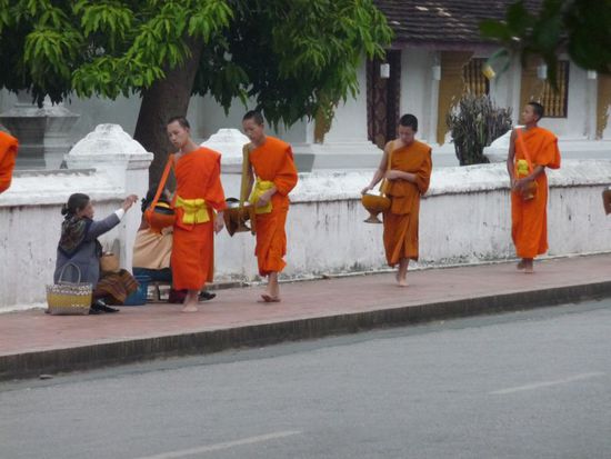 Frauen spenden StickyRice