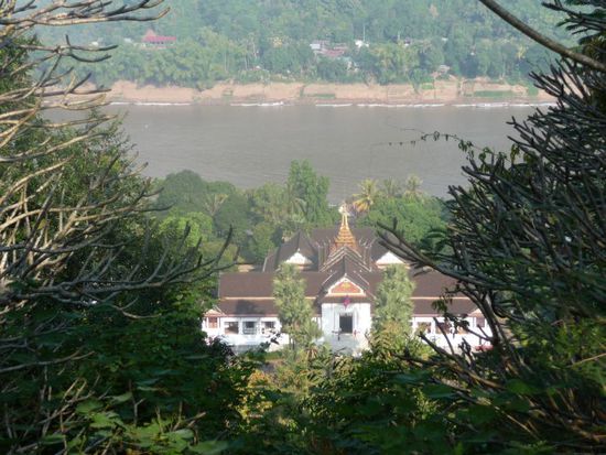 Ausblick vom Mount Phousi auf Königspalast und dahinter der Mekong