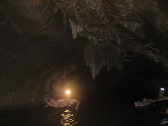 wir dümpeln im dunklen Wasser rum