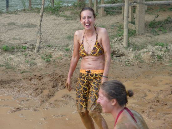 beim Matschvolleyball