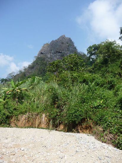 der steinige Weg zur Höhle