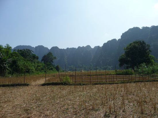 übers Feld zur Höhle Nr. 2