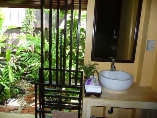 das teilweise offene Bad