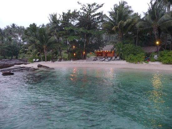 vom Pier an den kleinen (aber feinen) Strand vom Shantaa Resort fotografiert