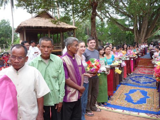 Aufstellung zur "Prozession" zum Haus der Brauteltern