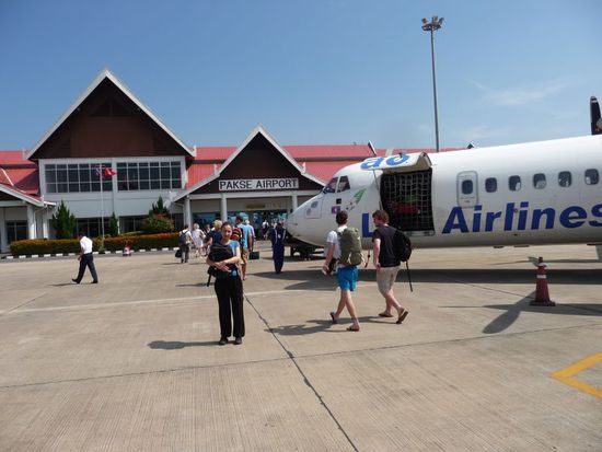 Ankunft am Pakse Airport, rechts "unsere Maschine"