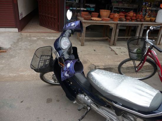 gesehen in Pai - Moped mit eingebauten Handschuhen