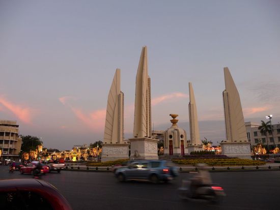 Demokratiedenkmal - im Hintergrund die festlich geschmückten Strassen