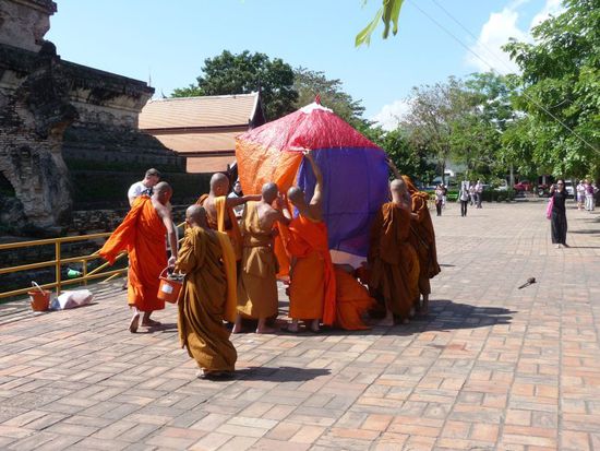 die Mönche  starten ein Krathong