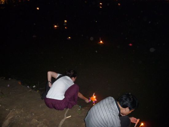 ich lasse unser Krathong auf dem Fluss schwimmen
