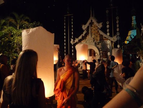 tausende Ballons steigen in den Nachthimmel auf