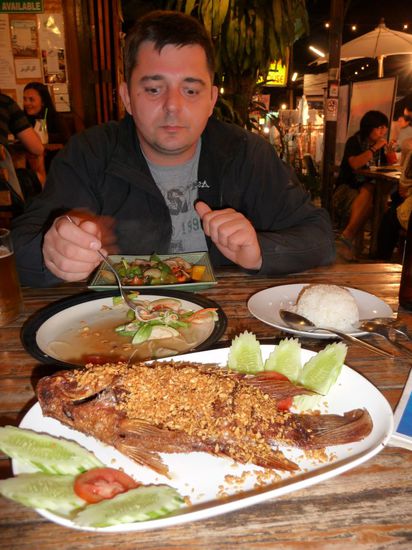 Abendbrot mit Grillfisch und Papayasalat
