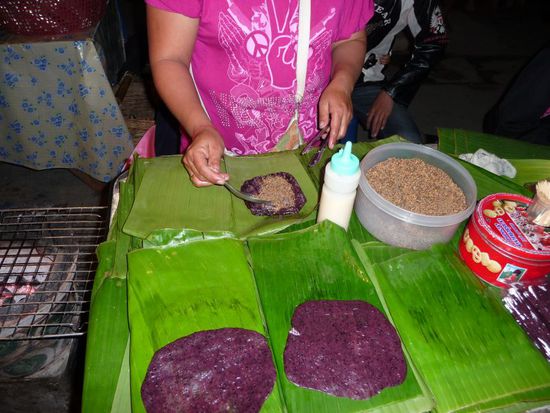 Nachtisch: schwarzer süßer Klebreis mit Sesam
