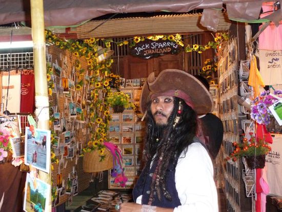 auch Captain Jack hat hier sein Geschäft und verkauft Souveniers an die Touris