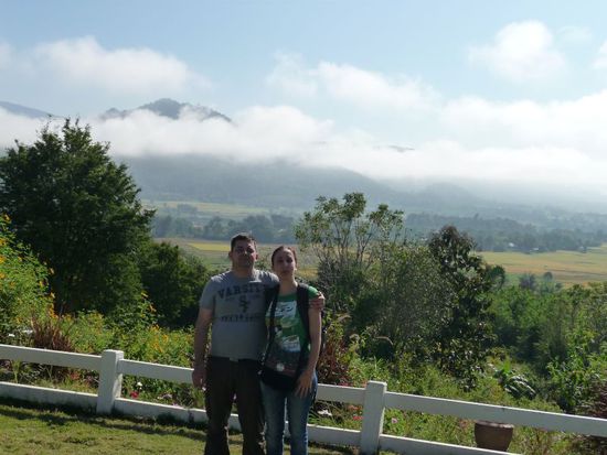 Foto mit Selbstauslöser vor den wolkenverhangenen Bergen
