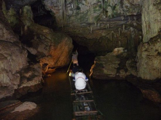 mit dem Bambusfloß zur ersten Halle