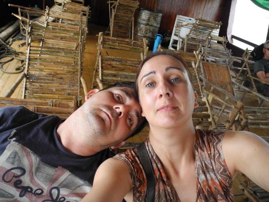 Liegestühle auf dem staatlichen Boot