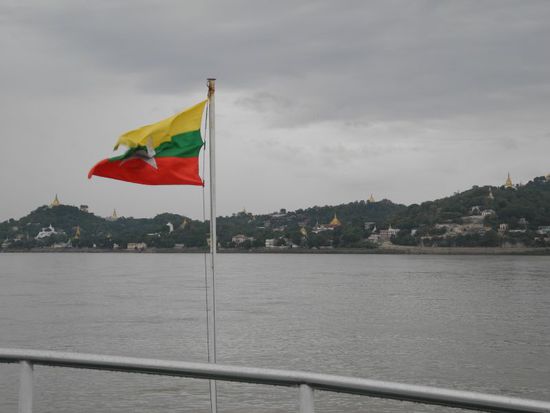 der Sagaing Hügel mit unzähligen goldenen Stupas