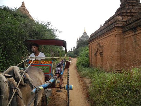 mit ein PS durch Bagans Märchenlandschaft