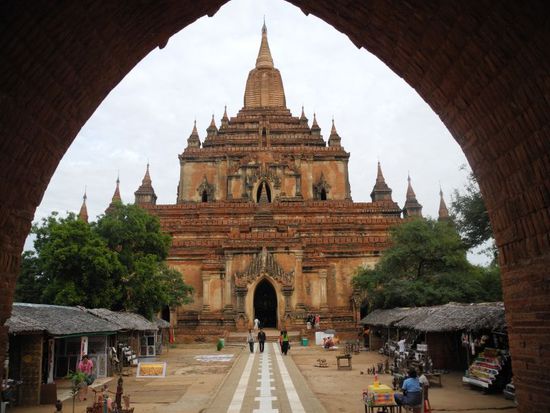 davor meist einige Händler