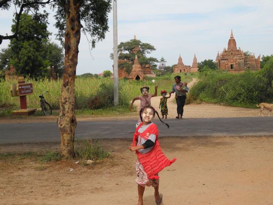 die typische Thanakabemalung ist allgegenwärtig