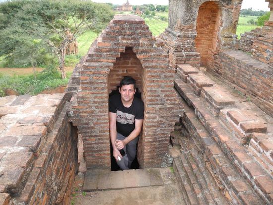 recht schmale Gänge führen hier in den 2. Stock