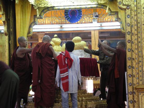 die "Goldklumpenbuddhas"