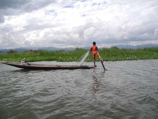 Einbeinruderer mit Fischernetz