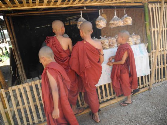 junge Mönche beim Einkauf