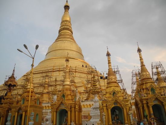 Entschuldigung aber jetzt kommen noch mal einige Bilder von der Shwedagon 