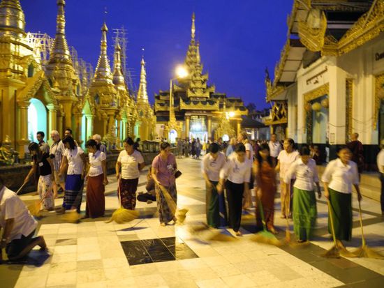 das Kehren soll das Karma verbessern