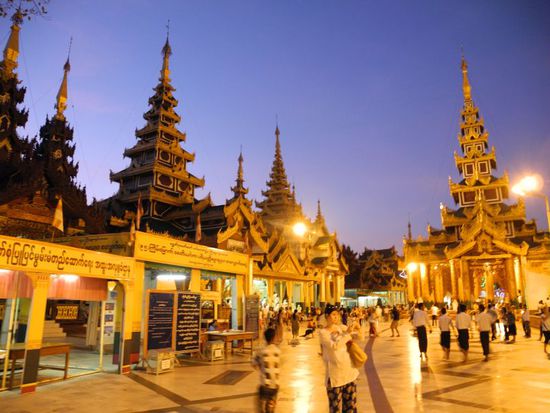 die gesamte Anlage ist sehr groß mit vielen kleineren Stupas und Tempeln