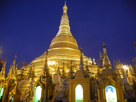 aber unwillkürlich bleibt unser Blick immer wieder an der Hauptstupa hängen