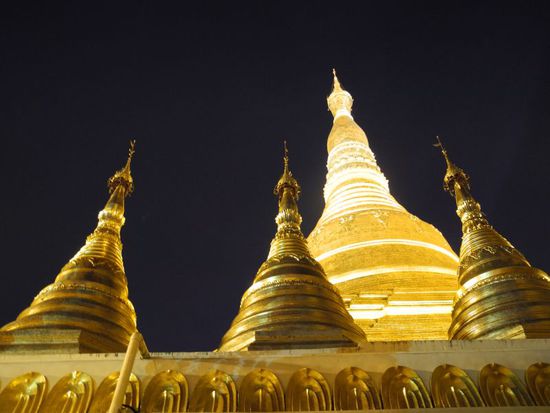 es ist nicht alles Gold (ca. 60 Tonnen) was glänzt - es wurden auch Rubine und Diamanten (der größte hat 76 Karat) verarbeitet