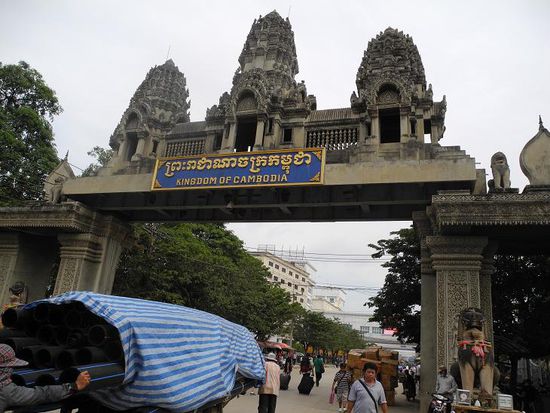 durch diverse Zusatzzahlungen könnte man die Grenzformalitäten wohl schneller hinter sich bringen -  aber wir wollen nicht dazu beitragen, dass die Grenzbeamten noch mehr Kohle scheffeln