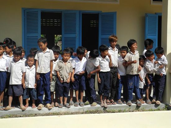 vor ihrer neuen Grundschule