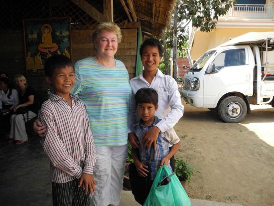 Annemarie mit ihren Patenkindern