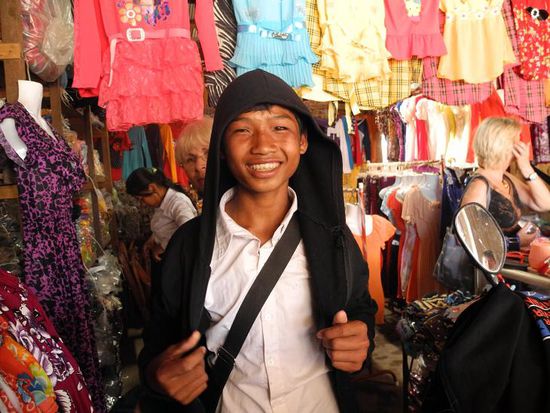 Mon (unser neues Patenkind) strahlt in seiner neuen Kapuzenjacke