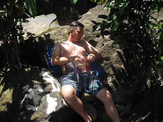 Jan beim Sonnenbad am Wasserfall