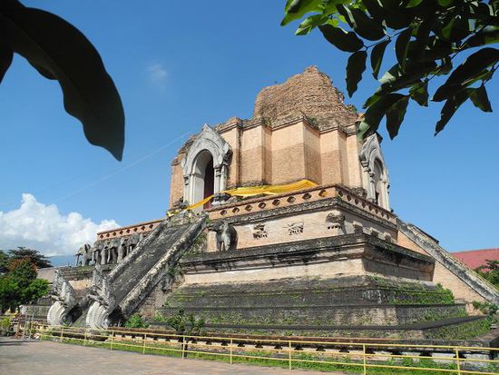 mit Nagas geschmückt - Wat Chedi Luang