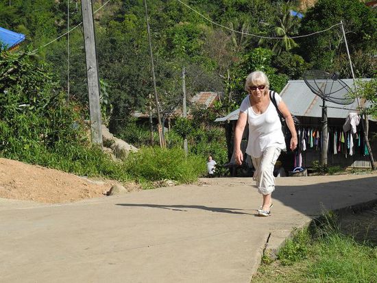 es geht steil bergauf im Lhisudorf