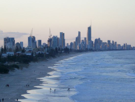 Ein kurzer Vorgeschmack auf weitere Bilder. Im Hintergrund sieht man hier das Surfers Paradise (das Touristenviertel). In die andere Richtung ist der Strand wesentlich schöner...
