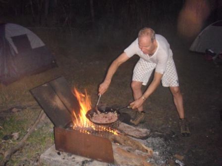 Auch die Männer halfen beim Kochen.