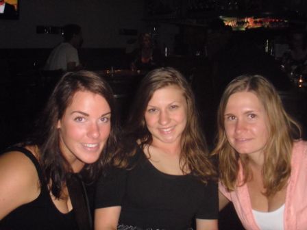 Camille, Sarah und ich beim Dinner. Wieder frisch geduscht und schön gemacht, nach einer 3 tägigen Tour im Outback.