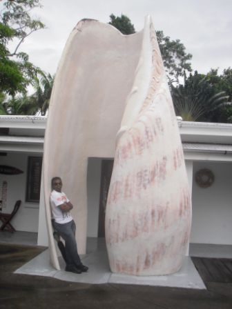 Daniel vor dem House of Shells.