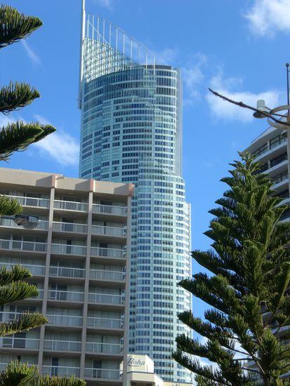 The Q-Center (ist ein Bürogebäude, man kann aber auch rauf fahren und sich die Gegend anschauen - ähnlich dem Donauturm, schätze ich)