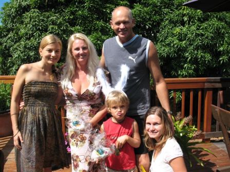 Tina, die Familie, der das Haus gehört und ich.