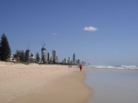 Strand, mit Ausblick in Richtung Surfers Paradise