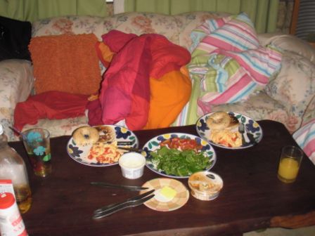 Um 4 Uhr in der Früh aufstehen ist nicht so angenehm, daher haben wir natürlich auch ein richtiges "Sportler"-Frühstück gebraucht und haben es uns auf dem Sofa gemütlich gemacht - noch dazu war ja auch Winter.