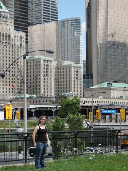 das bin dann wohl ich vor Hochhäusern =)